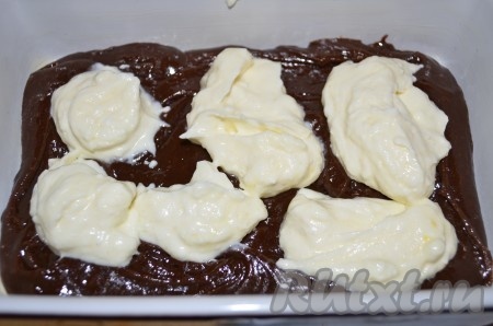 На дно формы выложить немного шоколадного теста, сверху в нескольких местах - половину творожной массы.