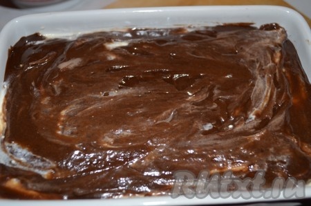 Слои повторить, сверху должно быть шоколадное тесто. Деревянной шпажкой сделать разводы.