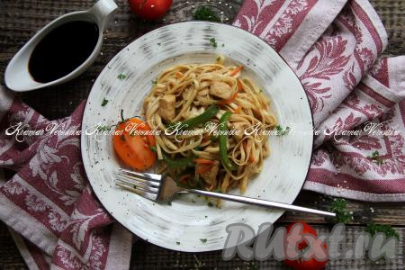 Пшеничная лапша с курицей и овощами