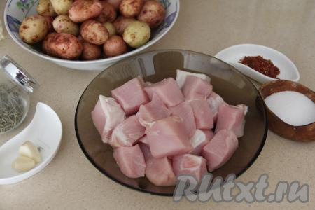 Молодую картошку хорошо вымыть щёткой, кожуру можно не счищать. Если молодая картошка крупная, тогда нарежьте её на примерно равные дольки. Свинину нарезать на кусочки размером 5 на 5 сантиметров.