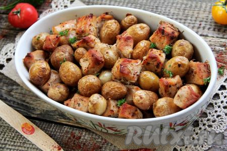 Свинина с молодой картошкой в духовке