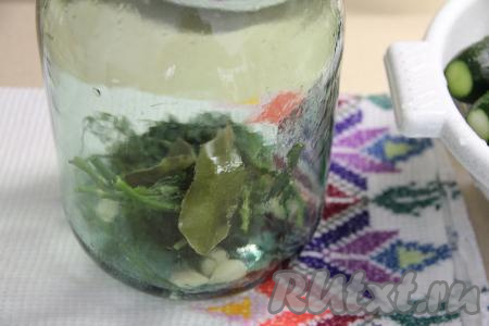 Трёхлитровую банку обязательно простерилизовать любым удобным вам способом. В банку выложить укроп, чеснок, смородиновый и лавровый листы.