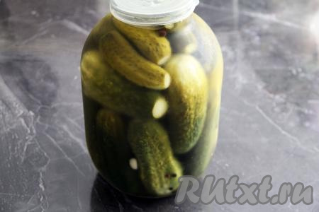 Затем закрыть банку капроновой крышкой (крышку предварительно прокипятить 3 минуты). Поставить банку с маринованными огурцами в прохладное место на хранение до зимы. Такие огурчики стоят 6-7 месяцев и прекрасно сохраняют прозрачность маринада и свой вкус. 