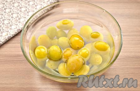 Банку, в которой будете закрывать компот, тщательно вымойте и простерилизуйте над паром (или в духовке, или в микроволновке), а крышку к ней прокипятите 2-3 минуты с момента закипания воды. Для приготовления компота отбираем целые, не повреждённые жёлтые сливы. Плоды должны быть упругими, а не мягкими. Удаляем веточки, тщательно промываем сливы под проточной водой и откидываем на дуршлаг.