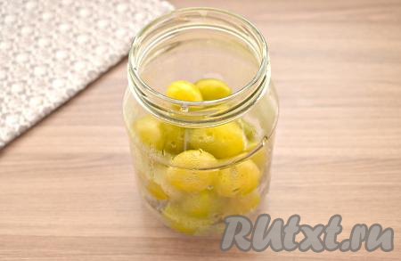 Подготовленные сливы перекладываем в простерилизованную литровую банку.