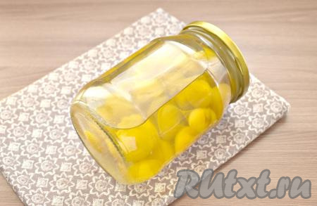 Закипевшую воду вливаем в банку со сливами и сахаром. Плотно закручиваем (или закрываем специальным ключом для консервации) банку с компотом крышкой. Проверяем банку с компотом на герметичность, уложив её на стол и покатав на боку.