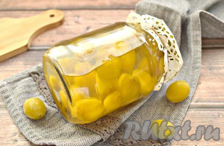 Простой рецепт компота из жёлтых слив с косточками на зиму