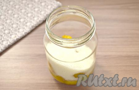 В банку к жёлтым сливам всыпаем сахар.