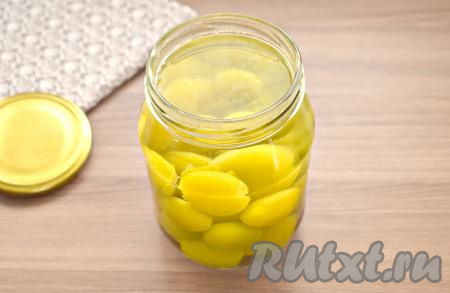 Вливаем в банку со сливами кипяток, заполняя баночку водой до самого верха. Банку сразу накрываем крышкой и оставляем так на 15 минут.