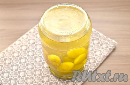 Затем банку со сливовым компотом ставим дном вверх, накрываем одеялом (или пледом, или шалью). Когда компот в банке остынет (на это потребуется около суток), убираем его на хранение в прохладное место.