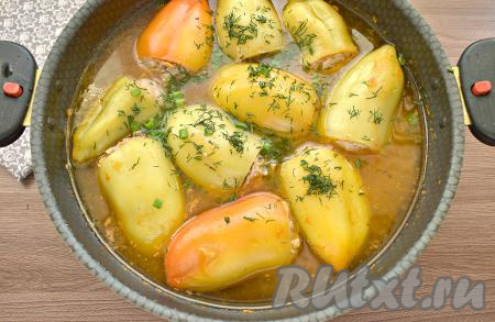 Доводим до кипения, убавляем огонь, накрываем крышкой. Тушим фаршированные перцы 30-35 минут. В конце приготовления перцы можно посыпать рубленной зеленью.