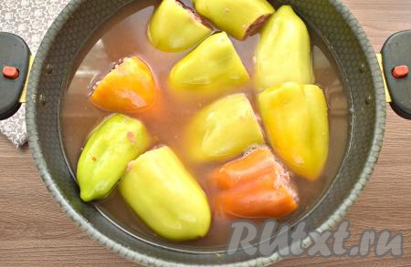 Отдельно томатную пасту смешиваем с 400 миллилитрами воды, солим и перчим получившийся томатный соус. Фаршированные перцы заливаем томатным соусом, он должен покрыть перчики практически полностью (если нужно, добавьте ещё немного воды).