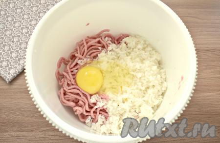 Мясо (у меня - куриное филе) моем, обсушиваем и пропускаем его через мясорубку (можно взять и покупной мясной фарш), перекладываем в миску. К фаршу добавляем отваренный рис и сырое яйцо.
