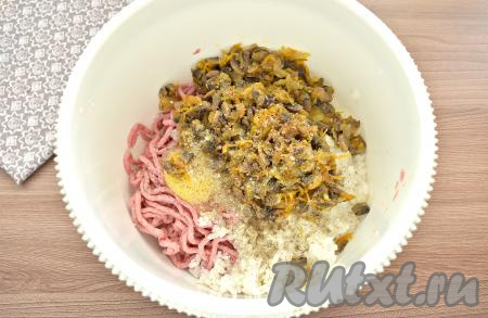 К фаршу с рисом выкладываем обжаренные грибы с луком и морковкой, солим, перчим, перемешиваем и начинка для фарширования перцев готова.