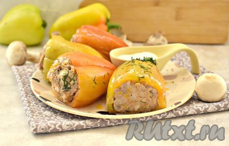 Перцы, фаршированные&nbsp;фаршем с рисом и грибами, получаются вкусными и сочными, к столу подаём их горячими, поливая томатным соусом, в котором они тушились.