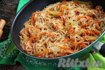 Вкусную, яркую, сытную рисовая лапшу, приготовленную с ароматными овощами в соевом соусе, подать к столу в горячем виде.