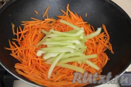 Перец нарезать на тонкие полоски и выложить в сковороду, перемешать и обжаривать минуты 3, иногда помешивая.