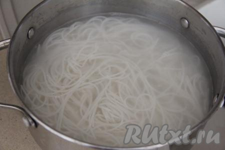 В кастрюле вскипятить достаточно большое количество подсоленной воды, выложить рисовую лапшу, перемешать, снова дать закипеть и, уменьшив огонь, отварить до готовности. Мне на варку потребовалось 3 минуты, но обязательно посмотрите время варки на упаковке лапши, которую вы готовите.