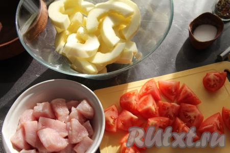 Помидоры нарезать на дольки, кабачки - на крупные полукольца.