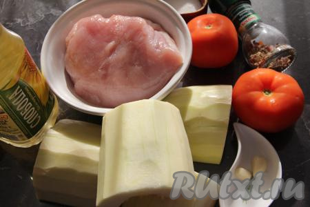 Подготовить продукты для приготовления индейки с кабачками и помидорами в духовке. Филе индейки нарезать на кусочки размером примерно 5 на 5 сантиметров. Помидоры вымыть, чеснок очистить. Кабачок очистить от кожуры и семян (если используете молодой кабачок с тонкой кожицей и маленькими семенами, тогда его можно готовить вместе с семечками и кожурой).
