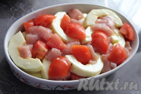 Перемешать индейку с овощами и оставить минут на 30. Затем выложить в жаропрочную форму, накрыть фольгой&nbsp; и отправить запекаться в разогретую духовку. Готовить минут 30-35 при температуре 200 градусов, затем снять фольгу и запекать ещё минут 10.