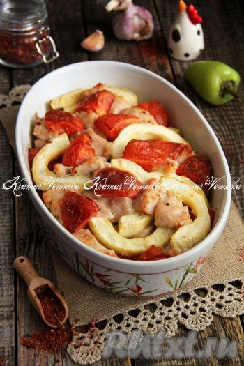 Вкуснейший домашний ужин готов! Можно доставать индейку с кабачками и помидорами из духовки, раскладывать по тарелкам и садиться за стол.