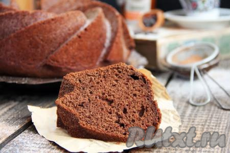 Посмотрите, какой красивой, пористой получается эта шоколадная выпечка в разрезе.