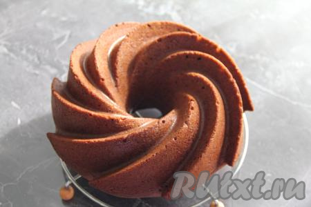 Шоколадный кекс, замешанный на молоке, выпекать в разогретой духовке минут 45 при температуре 180 градусов. Готовность проверить сухой зубочисткой (если после прокола кекса, зубочистка останется сухой, на ней не будет следов шоколадного теста, значит нужно доставать кекс из духовки).