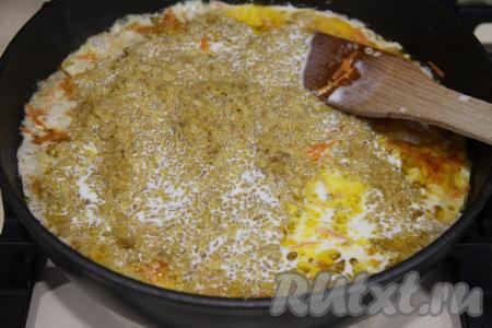 Сливки разбавить 300 миллилитрами воды комнатной температуры, перемешать. Влить сливки с водой в сковороду и перемешать.