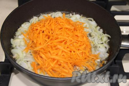 Обжарить лук до прозрачности (в течение минут 3-4) на среднем огне, помешивая, затем добавить морковку, натёртую на крупной тёрке.