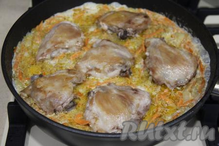 Затем выложить обжаренные кусочки курицы поверх булгура.