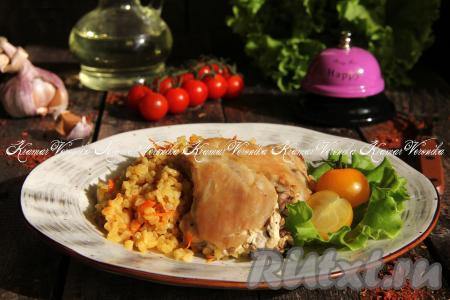 Булгур вместе с курицей и сливками разложить со сковороды по порционным тарелкам и подать к столу в горячем виде. Уверена, это вкусное, сочное и сытное блюдо понравится многим! 