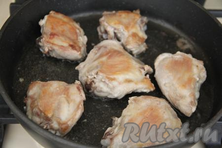 Обжарить мясо на достаточно сильном огне до золотистого цвета с двух сторон. Мясо должно только обжариться, доводить его до готовности мы будем позже вместе с булгуром. Переложить курицу на тарелку.