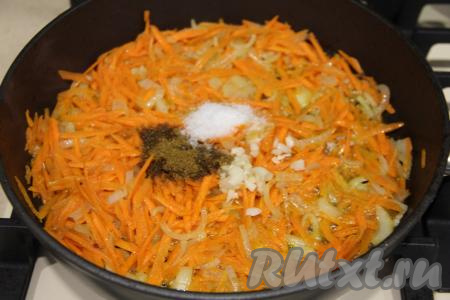 Обжаривать овощи минут 5-6 (до мягкости морковки), не забывая периодически помешивать. Затем добавить соль, мелко нарезанный чеснок и специи по вкусу, перемешать.
