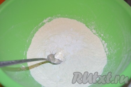 Муку соединить с содой, солью, разрыхлителем, перемешать мучную смесь.
