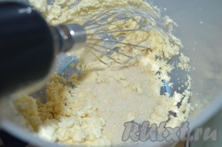 Сливочное масло заранее достать из холодильника, чтобы оно, полежав при комнатной температуре, стало мягким. Мягкое сливочное масло взбить миксером в течение 1 минуты, затем, постепенно добавляя сахар, взбивать ещё минуты 3-4.