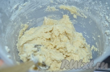 Всыпать оставшуюся мучную смесь и руками замесить мягкое, податливое тесто, собрать его в ком.
