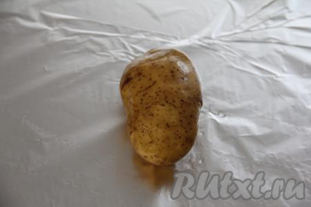 Вначале одну картошину смазать со всех сторон растительным маслом и плотно завернуть в фольгу. Затем вторую картошину тоже смазать маслом и завернуть плотно в фольгу. Переложить завёрнутые картофелины в форму для запекания и отправить в хорошо разогретую духовку. Запекать картошины в фольге при температуре 200 градусов минут 40. Время запекания зависит от размера и сорта картошки. Готовность легко проверить, проткнув завёрнутую в фольгу картошку вилкой (если вилка легко входит в картофель, значит доставайте его из духовки).