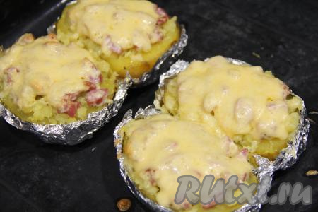 Запечь картошку в разогретой духовке в течение 10 минут при температуре 180 градусов (до расплавления сыра).