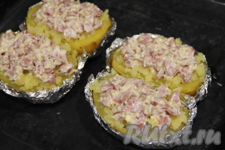 Выложить начинку из сосисок поверх размятой картошки.