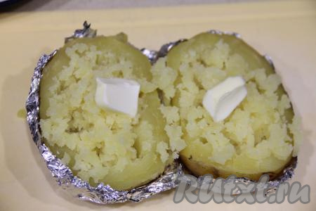 Сердцевину картошки размять вилкой, добавить сливочное масло.