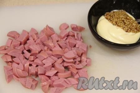 Пока картошка запекается, нужно приготовить начинку для крошки-картошки. Для этого сосиски, очищенные от слюды, нарезать на средние кусочки. В небольшой ёмкости соединить майонез и горчицу (я использовала зерновую горчицу, но можно взять обычную горчицу), перемешать.