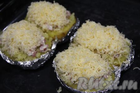 Сыр натереть на тёрке и выложить на начинку.