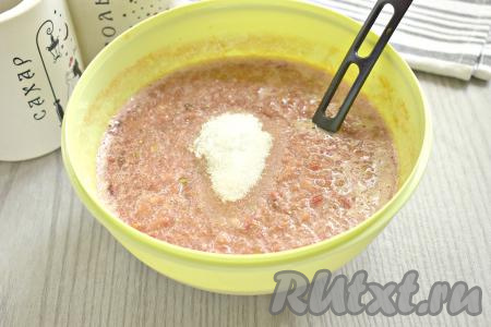 В получившуюся томатную массу всыпаем сахар и соль.