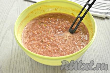 Тщательно перемешиваем томатную массу.