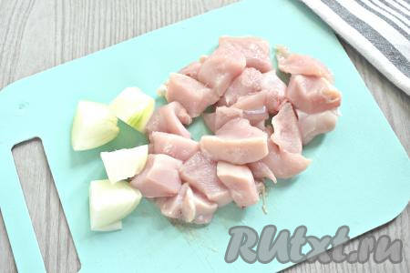 Для приготовления котлет можно взять покупной фарш, я решила приготовить куриный фарш в домашних условиях. Для этого промываем куриное филе водой, луковицу очищаем. Нарезаем филе и лук на кусочки, которые удобно будет пропускать через мясорубку.