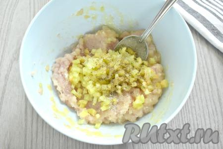 Болгарский перец очищаем от семечек, промываем, а затем нарезаем его на маленькие кусочки и добавляем в фарш, по вкусу солим и перчим.