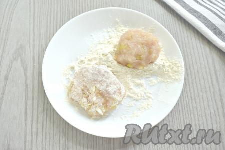 Немного смачиваем ладони водой, формируем круглые котлетки (у меня вышло 6 штук). Заготовки котлет со всех сторон обваливаем в муке.