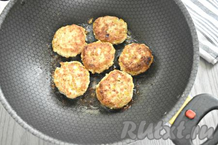 На сковороде хорошо разогреваем растительное масло. Затем в сковороду выкладываем котлеты, стряхнув с них лишнюю муку, и на умеренном огне жарим примерно по 6-7 минут с каждой стороны (до румяной корочки).