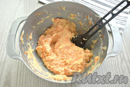 Тесто для кабачковых оладий должно быть средней густоты. Если необходимо, добавьте ещё 1 столовую ложку муки.